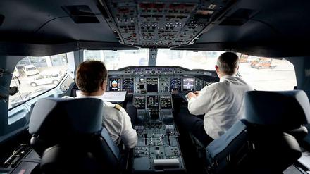 Piloten im Cockpit. Ingenieure versuchen, den menschlichen Faktor auszuschließen. Ganz wird ihnen das aber nie gelingen. Zu unkalkulierbar ist der Mensch. Ingenieure wissen das.
