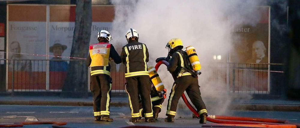 Ein unterirdischer Brand im Herzen Londons führt zu Vorstellungs-Absagen im Theater und Evakuierungen vom Arbeitsplatz.