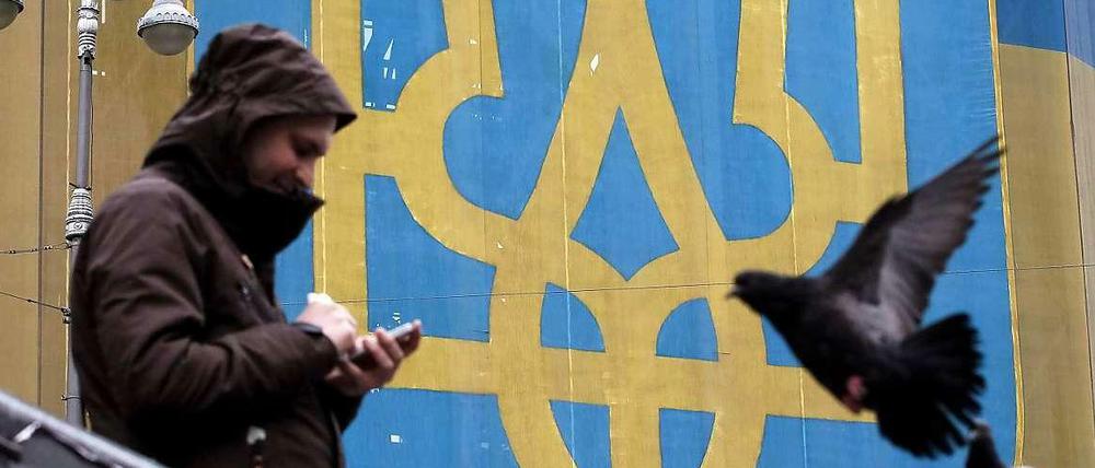 Gesehen Anfang der Woche unweit des Maidan in Kiew: Szene vor einem Gebäude, das in den ukrainischen Nationalfarben angemalt ist. 