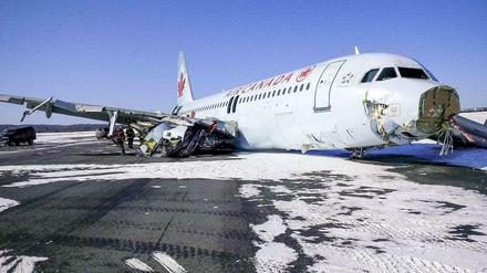 Die beschädigte Maschine von Air Canada am Sonntag in Halifax in der ostkanadischen Provinz Nova Scotia. 