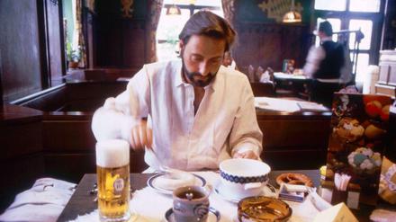 Helmut Dietl als bayrische Institution: Der Regisseur in der Gaststätte Leopold an der Leopoldstraße in München, ein undatiertes Foto.