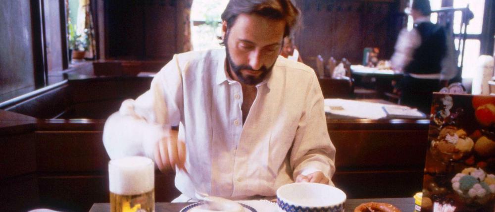 Helmut Dietl als bayrische Institution: Der Regisseur in der Gaststätte Leopold an der Leopoldstraße in München, ein undatiertes Foto.