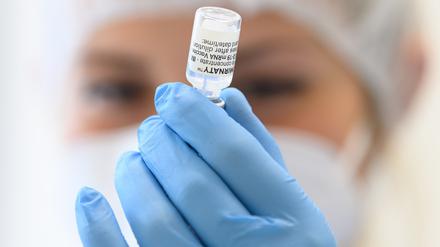 ARCHIV - 25.05.2021, Sachsen, Dresden: Eine medizinische Mitarbeiterin der Kassenärztlichen Vereinigung Sachsen bereitet im Rathaus den Wirkstoff Comirnaty von Biontech/Pfizer für Impfungen gegen das Coronavirus vor. Der Biontech-Impfstoff schützt auch Schwangere gut vor einer Corona-Infektion und vor einer Einweisung ins Krankenhaus. (zu dpa «Studie: Biontech-Impfung schützt Schwangere gut vor Corona-Infektion») Foto: Robert Michael/dpa-Zentralbild/dpa +++ dpa-Bildfunk +++
