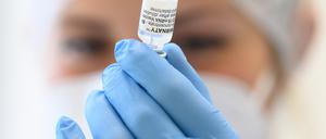 ARCHIV - 25.05.2021, Sachsen, Dresden: Eine medizinische Mitarbeiterin der Kassenärztlichen Vereinigung Sachsen bereitet im Rathaus den Wirkstoff Comirnaty von Biontech/Pfizer für Impfungen gegen das Coronavirus vor. Der Biontech-Impfstoff schützt auch Schwangere gut vor einer Corona-Infektion und vor einer Einweisung ins Krankenhaus. (zu dpa «Studie: Biontech-Impfung schützt Schwangere gut vor Corona-Infektion») Foto: Robert Michael/dpa-Zentralbild/dpa +++ dpa-Bildfunk +++
