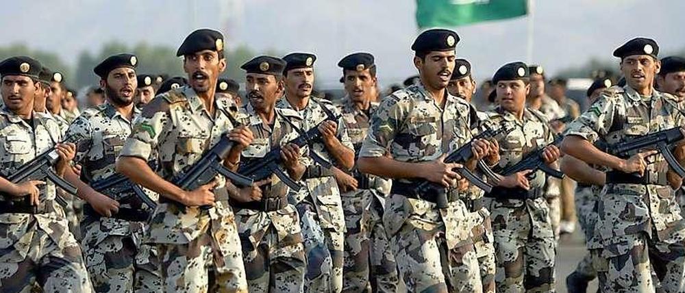 Saudi-Arabiens Herrscherhaus regiert autoritär und mit gut ausgerüsteten Sicherheitskräften.