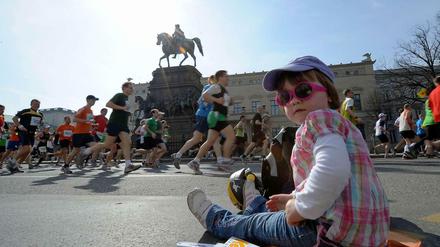 Halbmarathon in der Stadt. Am Sonntag zieht es tausende Berliner zum Halbmarathon auf die Straßen.