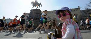 Halbmarathon in der Stadt. Am Sonntag zieht es tausende Berliner zum Halbmarathon auf die Straßen.