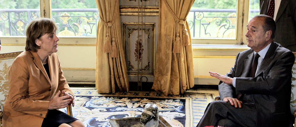 Am 19.07.2005 sitzt die damalige Oppositionsführerin Angela Merkel mit dem französischen Präsidenten Jacques Chirac im Elysee Palast