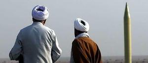 Iranische Geistliche schauen auf die erste vom Iran modifizierte Kurzstreckenrakete Shahab-1 in einer unbekannten Region des Iran. Im Streit um Irans Atomprogramm geht es vor allem um die Sorge des Westens, Teheran würde unter dem Deckmantel eines zivilen Programms Nuklearwaffen entwickeln.