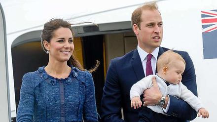 Kate und William mit George.