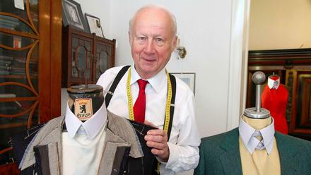 Ur-Berliner. Günter Adam mit einer Schneiderpuppe aus alten Zeiten.