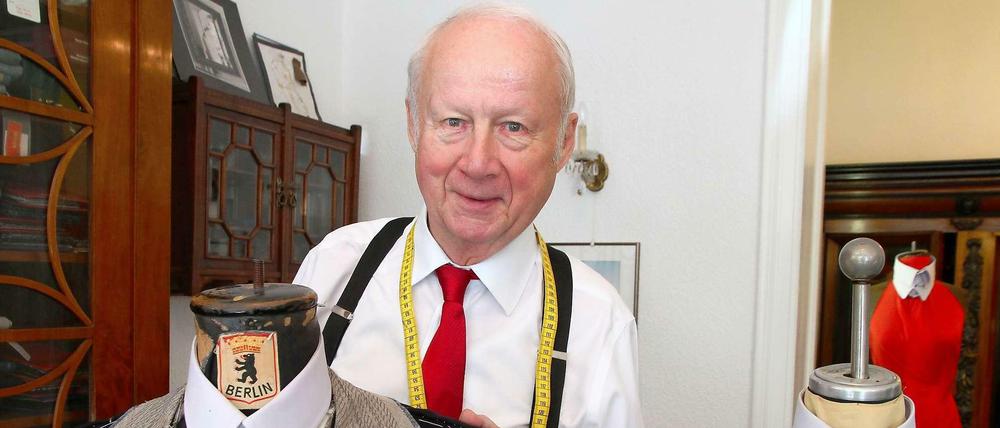 Ur-Berliner. Günter Adam mit einer Schneiderpuppe aus alten Zeiten.