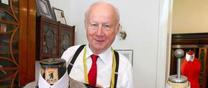 Ur-Berliner. Günter Adam mit einer Schneiderpuppe aus alten Zeiten.
