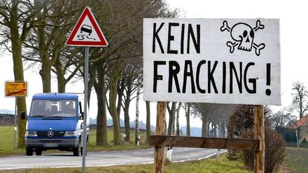In ganz Deutschland haben sich die Gegner der umstrittenen Gasfördertechnik Fracking zusammengefunden. Hier in Dudensen in Niedersachsen ist die überwiegende Meinung im Ort schon am Ortseingang klar zu sehen. 