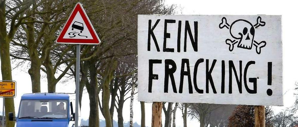In ganz Deutschland haben sich die Gegner der umstrittenen Gasfördertechnik Fracking zusammengefunden. Hier in Dudensen in Niedersachsen ist die überwiegende Meinung im Ort schon am Ortseingang klar zu sehen.