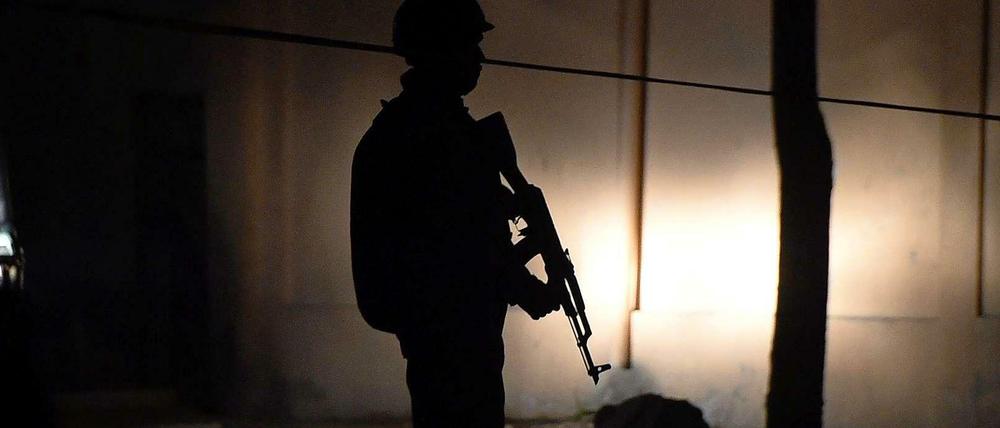 Ein afghanischer Soldat hält Wache. Archivbild vom Wochenende.