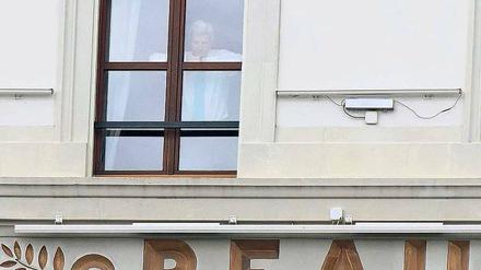 Zimmer mit Aussicht: US-Außenminister John Kerry nutzt eine Konferenzpause zum Verschnaufen. Kurz vor Ende einer selbst gesetzten Frist sann die Staatengemeinschaft auf eine Einigung mit dem Iran im Atomstreit. 