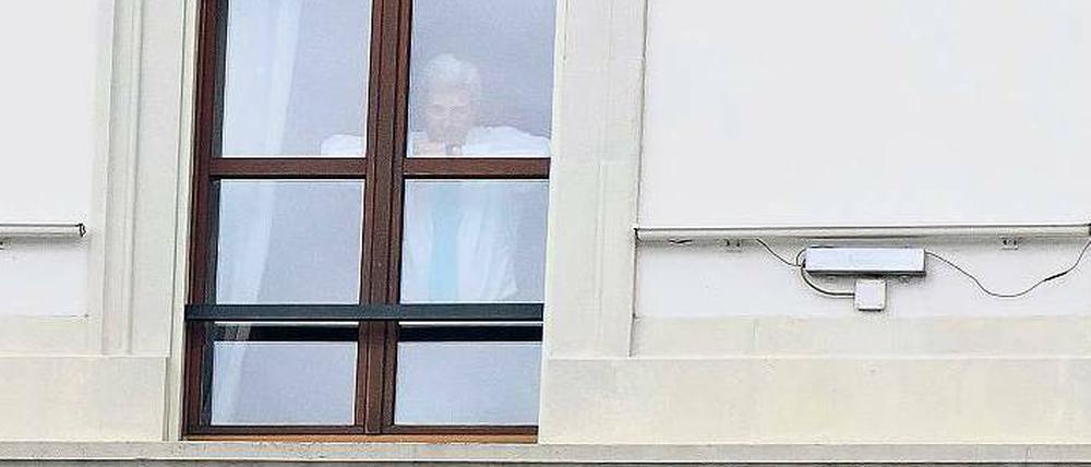 Zimmer mit Aussicht: US-Außenminister John Kerry nutzt eine Konferenzpause zum Verschnaufen. Kurz vor Ende einer selbst gesetzten Frist sann die Staatengemeinschaft auf eine Einigung mit dem Iran im Atomstreit. 