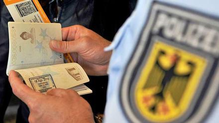 Innenminister Thomas de Maizière lässt eine Wiedereinführung der Ausweispflicht im Schengen-Raum prüfen