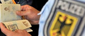 Innenminister Thomas de Maizière lässt eine Wiedereinführung der Ausweispflicht im Schengen-Raum prüfen