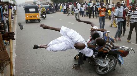 Partystimmung in Kano. Auf den Straßen feierten Tausende den Erfolg ihres Favoriten Muhammadu Buhari. Auch diese drei jungen Männer auf einem Motorrad waren kaum noch zu halten. 
