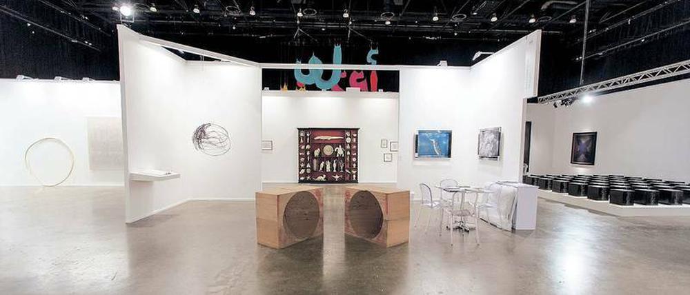 Die Hallen mit zeitgenössischer Kunst unterscheiden sich kaum von denen anderer internationaler Messen. Bloß das Nackte, Provokante sucht man vergeblich in den Kojen der Galerien.