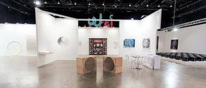 Die Hallen mit zeitgenössischer Kunst unterscheiden sich kaum von denen anderer internationaler Messen. Bloß das Nackte, Provokante sucht man vergeblich in den Kojen der Galerien. 