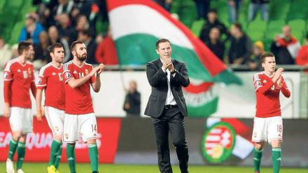 Applaus, Applaus. Herthas Trainer Pal Dardai fehlte seinem Verein eine Woche lang, weil er mit Ungarns Nationalteam in der EM-Qualifikation antrat.