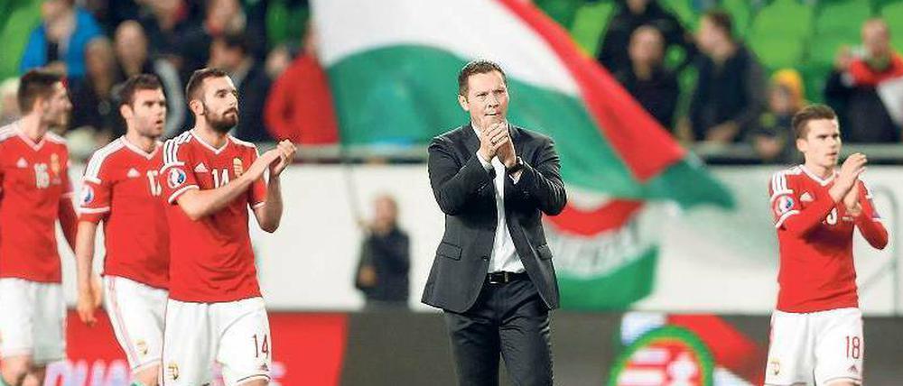 Applaus, Applaus. Herthas Trainer Pal Dardai fehlte seinem Verein eine Woche lang, weil er mit Ungarns Nationalteam in der EM-Qualifikation antrat.