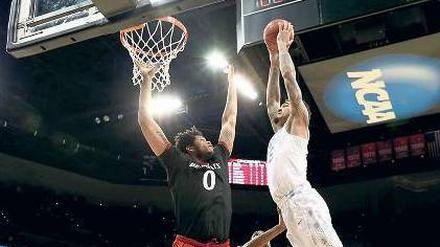 Keine gute Idee. Cincinnatis Quadri Moore versucht erfolglos, Willie Cauley-Stein von der Universität von Kentucky beim Dunking zu blocken.