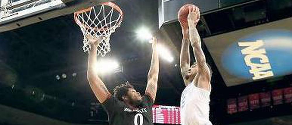 Keine gute Idee. Cincinnatis Quadri Moore versucht erfolglos, Willie Cauley-Stein von der Universität von Kentucky beim Dunking zu blocken.