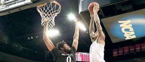 Keine gute Idee. Cincinnatis Quadri Moore versucht erfolglos, Willie Cauley-Stein von der Universität von Kentucky beim Dunking zu blocken.