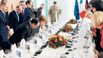 Im Kreis der Minister. Kanzlerin Angela Merkel und Frankreichs Präsident François Hollande (links) leiteten gemeinsam eine deutsch-französische Kabinettssitzung im Kanzleramt. 