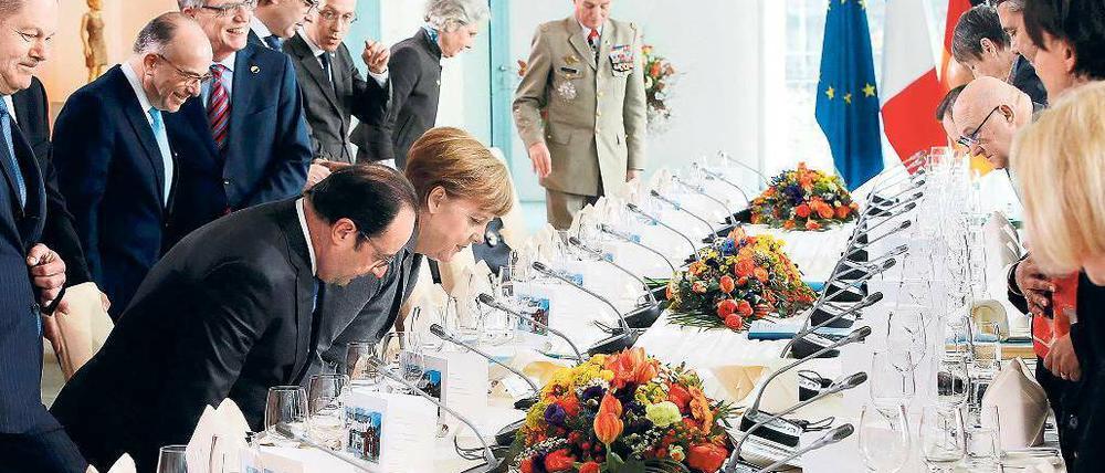 Im Kreis der Minister. Kanzlerin Angela Merkel und Frankreichs Präsident François Hollande (links) leiteten gemeinsam eine deutsch-französische Kabinettssitzung im Kanzleramt.