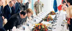 Im Kreis der Minister. Kanzlerin Angela Merkel und Frankreichs Präsident François Hollande (links) leiteten gemeinsam eine deutsch-französische Kabinettssitzung im Kanzleramt. 