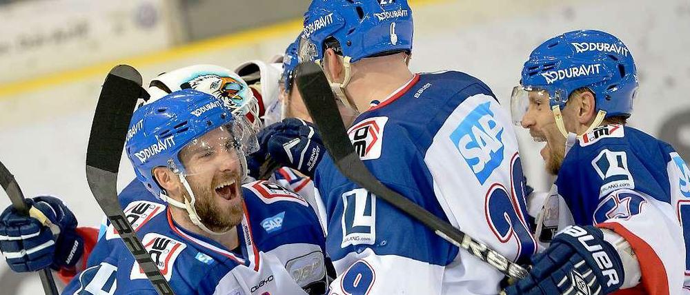 Kontrollierter Wahnsinn: Mannheims Andrew Joudrey (l.) jubelt mit seinen Teamkollegen.