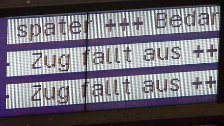 Zug fällt aus. Wegen des Sturmtiefs Niklas kam es zu zahlreichen Oberleitungsschaden. 