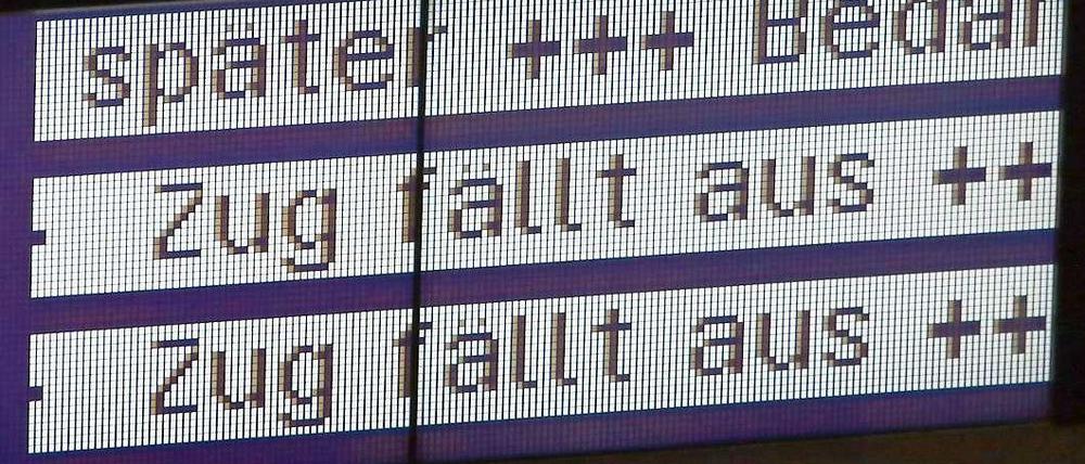 Zug fällt aus. Wegen des Sturmtiefs Niklas kam es zu zahlreichen Oberleitungsschaden. 