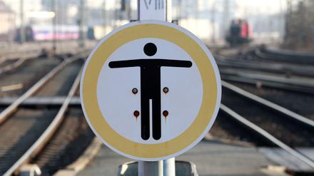 Bis hierhin und nicht weiter: Vielen Menschen ist nicht wohl dabei, wenn Schienenfahrzeuge ohne Personal fahren. 