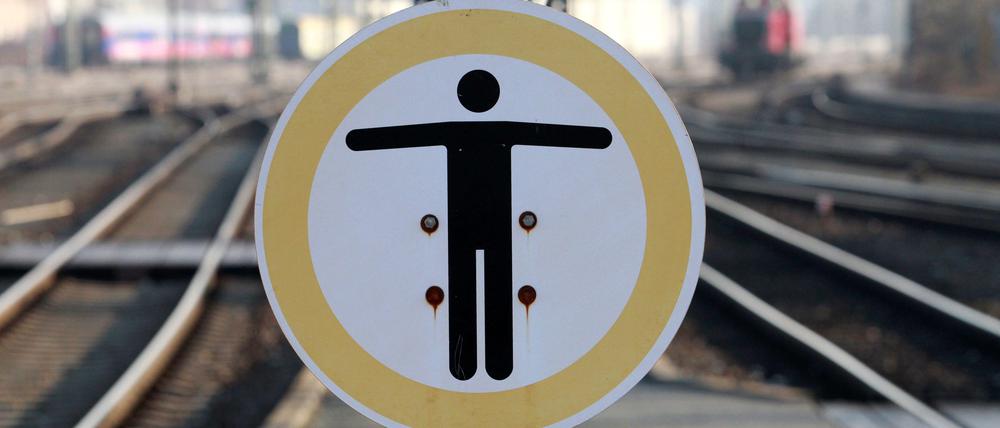 Bis hierhin und nicht weiter: Vielen Menschen ist nicht wohl dabei, wenn Schienenfahrzeuge ohne Personal fahren. 
