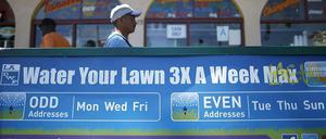 Schon länger werden die Bürger aufgefordert, ihre Rasenflächen nur dreimal pro Woche zu bewässern. Jetzt gibt es drastischere Maßnahmen. 