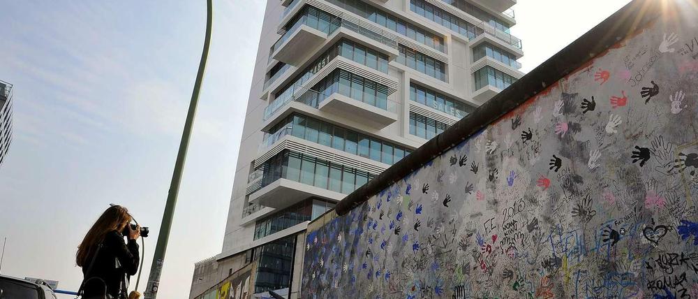 Herausforderung Gegenlicht: Am neuen Standort soll die East Side Gallery auch leichter zu fotografieren sein.