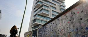 Herausforderung Gegenlicht: Am neuen Standort soll die East Side Gallery auch leichter zu fotografieren sein.