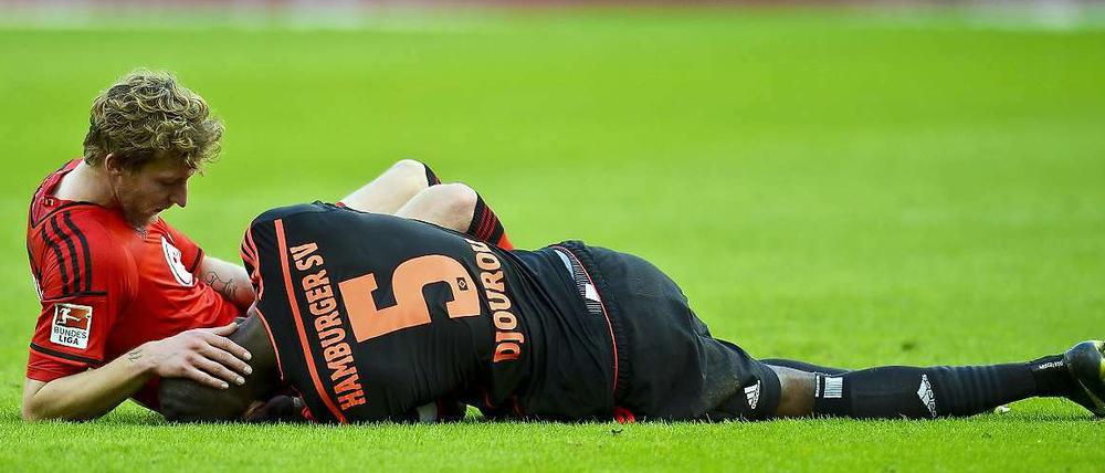 Streicheleinheiten. Bayer-Torjäger Stefan Kiessling (li.) kümmert sich um Gegenspieler Johan Djourou.