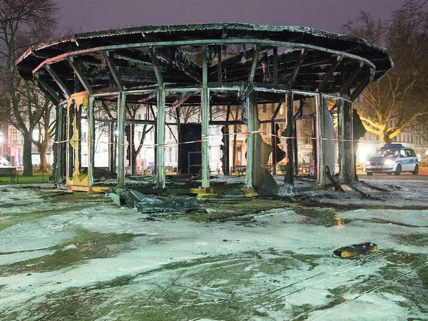 Das Kunstprojekt "Das Haus der 28 Türen" am Oranienplatz ist in der Nacht zu Dienstag vollständig ausgebrannt.