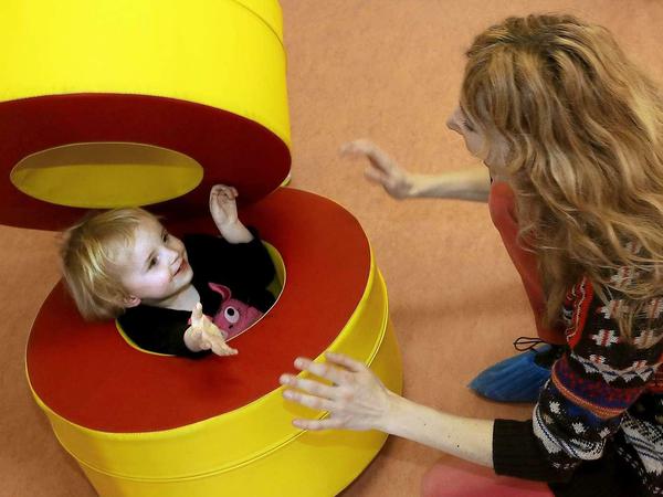 Eins zu Eins: So wie in diesem Bild sieht das Betreuungsverhältnis an den Berliner Kitas bei weitem nicht aus. Die Hauptstadt hinkt hinterher.