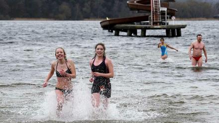 Nischt wie raus nach Wannsee. Ganz schön frisch hier, aber macht Spaß! Karfreitag gingen doch tatsächlich einige im Strandbad Wannsee zum Auftakt der Saison 2015 baden.