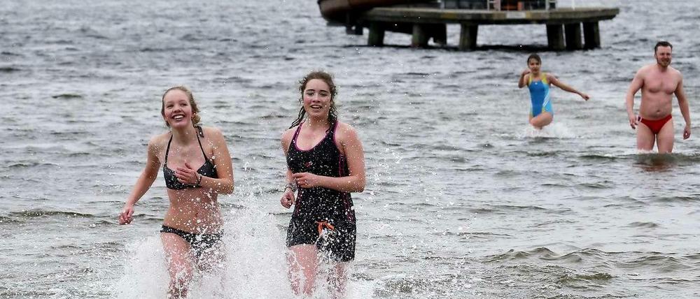 Nischt wie raus nach Wannsee. Ganz schön frisch hier, aber macht Spaß! Karfreitag gingen doch tatsächlich einige im Strandbad Wannsee zum Auftakt der Saison 2015 baden.