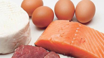 Eiweiß ist okay. Frischkäse, Fisch, gutes Fleisch, mal ein Rührei – all das kann Sodbrennen vermeiden helfen, ebenso Milchprodukte. Wichtig ist, auf kleine Mahlzeiten zu achten. 