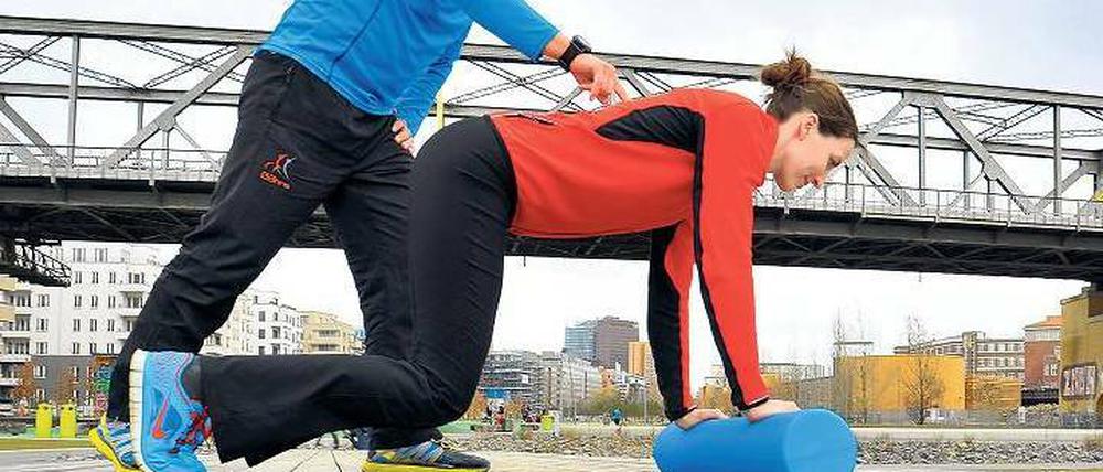 Doppelte Brücke. Personal Trainerin Andrea Göhre zeigt, dass der Foam-Roller als Trainingsgerät auch draußen tauglich ist. 